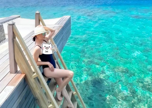 58岁刘嘉玲晒泳装美照！海边度假太潇洒，身材凹凸有致大长腿吸睛