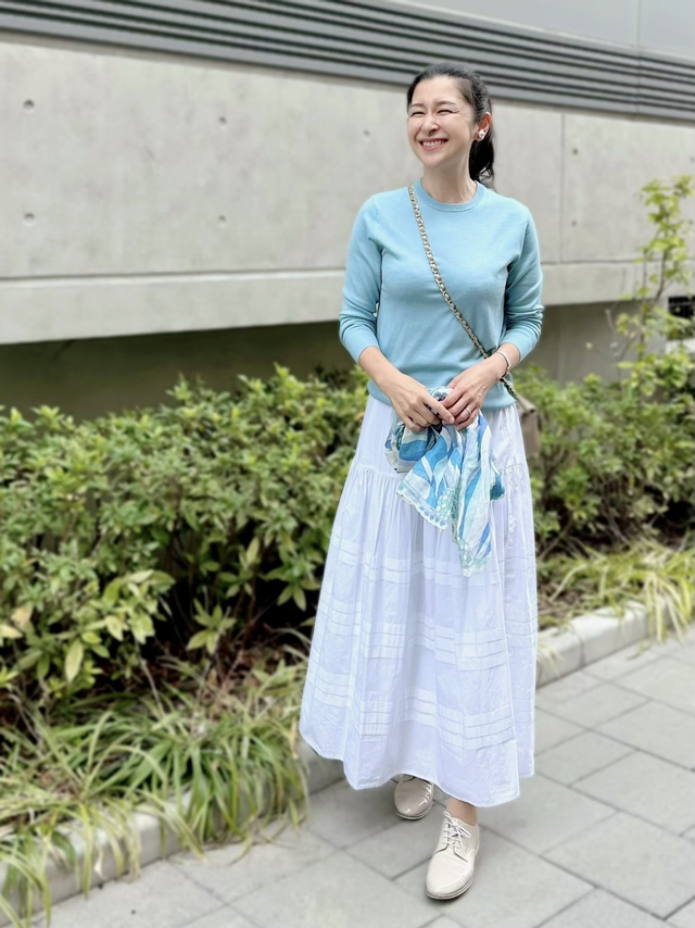 上了50岁的女人别老披丝巾小脚裤，学她们这么穿，优雅大气