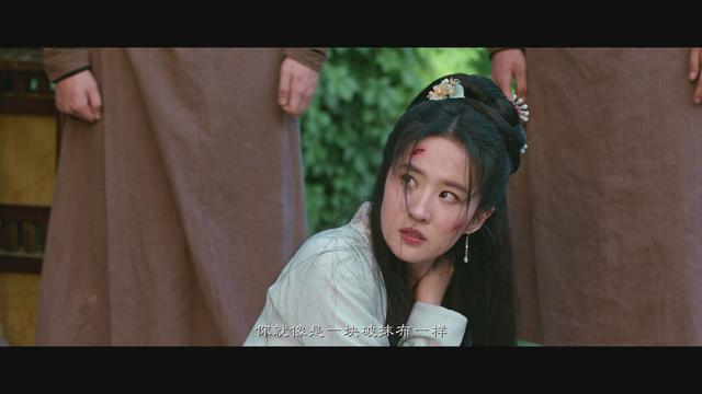 美女被前男友抛弃，还被当街扒衣，太惨啦