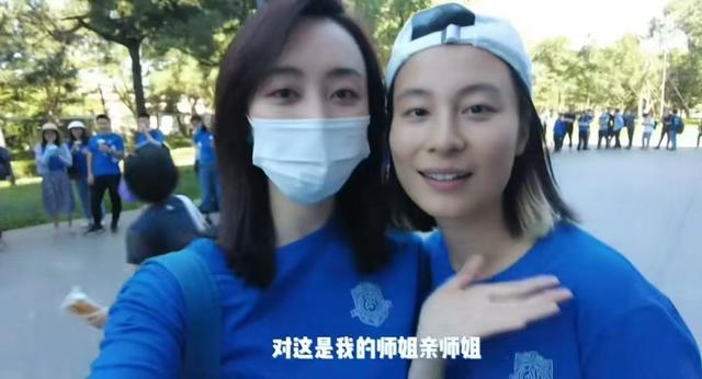 央视美女主持考入清华！穿着低调很随和，25岁颜值出众不输明星