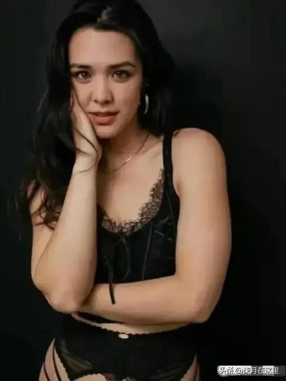 钟丽缇大女儿晒私密写真，穿蕾丝内衣内裤秀身材。