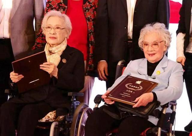 佟瑞欣获上影集团“优秀干部”表彰，他是演员剧团团长，妻子夏菁