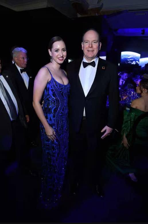 摩纳哥亲王与2个私生子合影，旧情人大方秀出照片