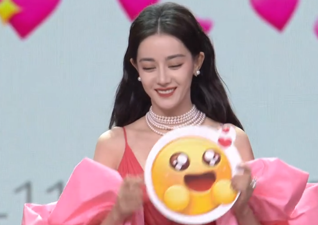 微博之夜女星生图：热巴杨紫惊艳，杨幂脸垮金晨干瘪，刘诗诗脸僵