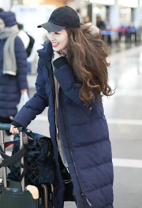 吉娜太讨人喜欢，发现被拍后果断脱掉外衣：我不冷，好看比啥都强