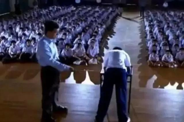 “孩子在新加坡学校被老师用鞭子打，大腿都抽肿了我们却不知道”