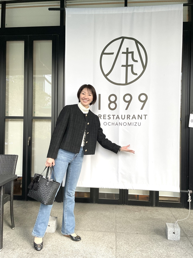 上了50岁的女人别老披丝巾小脚裤，学她们这么穿，优雅大气