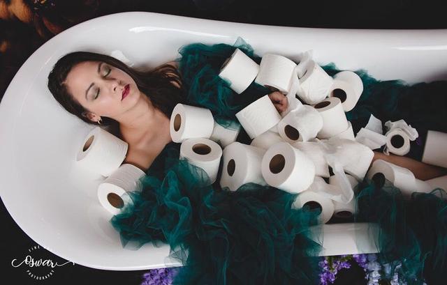 最“奢侈”的浴室写真,她在身上铺满卫生纸