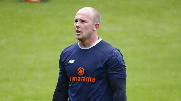 足总杯惊现奇闻，守门员被球迷暗算喝了小便，喷向球迷被红牌罚下