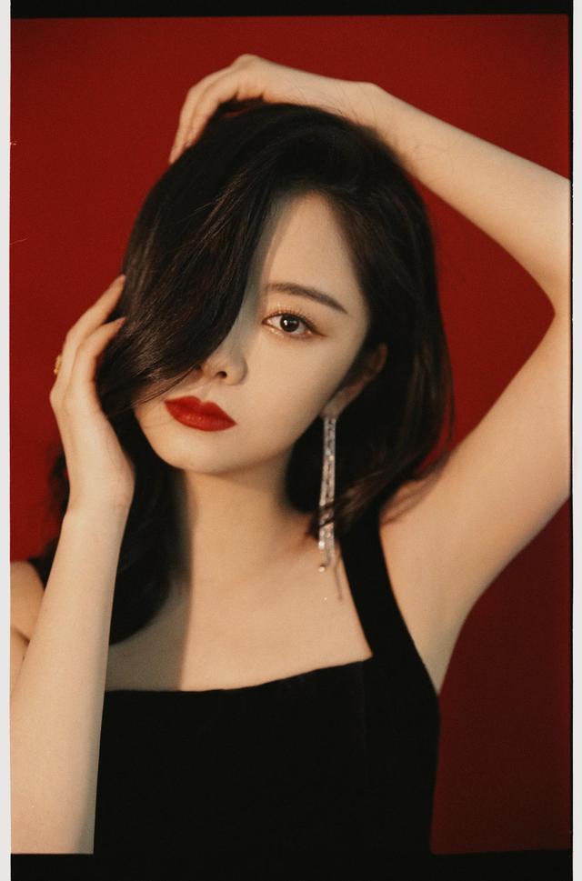 八位美女写真,风姿绰约小天仙,惊鸿一瞥清流溪,有你喜欢的吗?