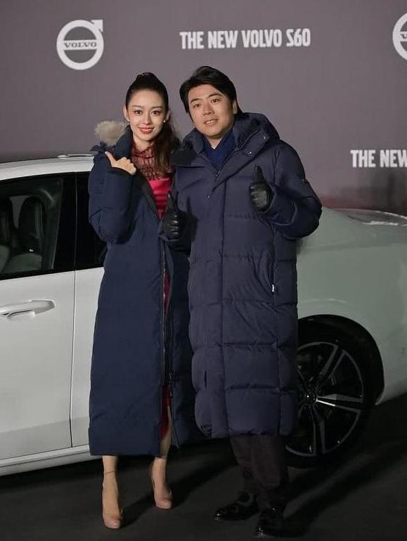 吉娜太讨人喜欢，发现被拍后果断脱掉外衣：我不冷，好看比啥都强