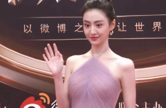 微博之夜女星生图：热巴杨紫惊艳，杨幂脸垮金晨干瘪，刘诗诗脸僵