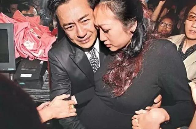 强吻、揩油、扒衣服?再大牌的女星也难逃“咸猪手”?