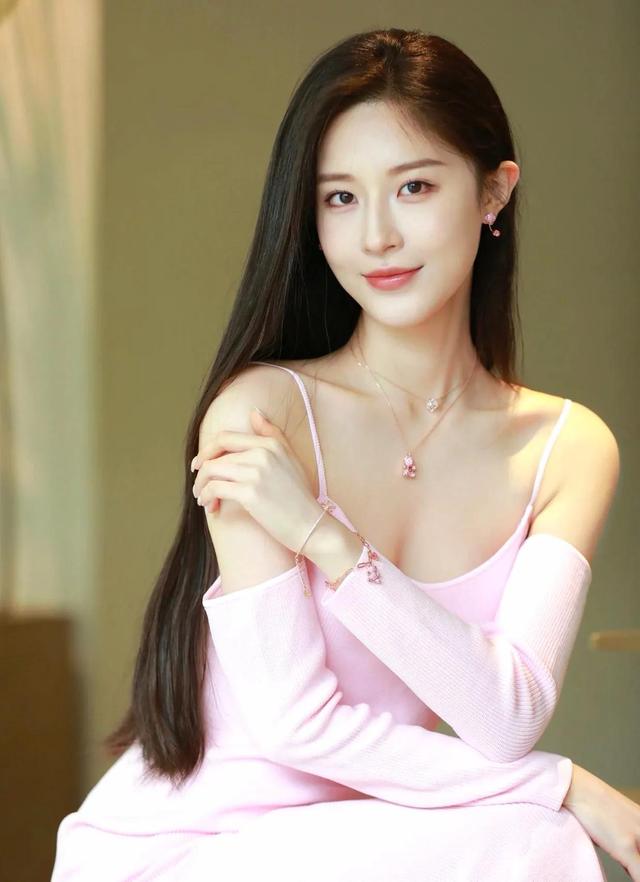 长相甜美的江南美女，气质出众