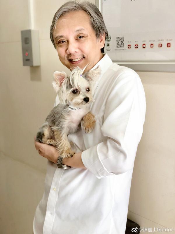 60岁香港导演陈嘉上老来得女生日公开喜讯，大赞30岁嫩妻善解人意