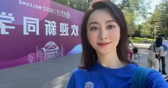 央视美女主持考入清华！穿着低调很随和，25岁颜值出众不输明星