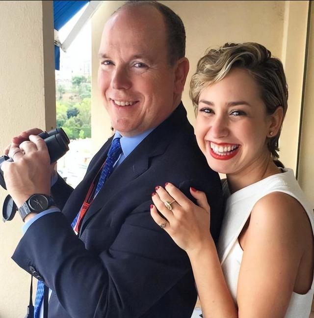 摩纳哥亲王与2个私生子合影，旧情人大方秀出照片