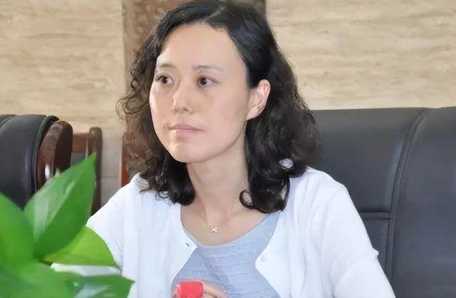 美女贪官金英丽,与3位富商共同交往,为方便包里常备“计生用品”