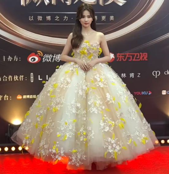 微博之夜女星生图：热巴杨紫惊艳，杨幂脸垮金晨干瘪，刘诗诗脸僵