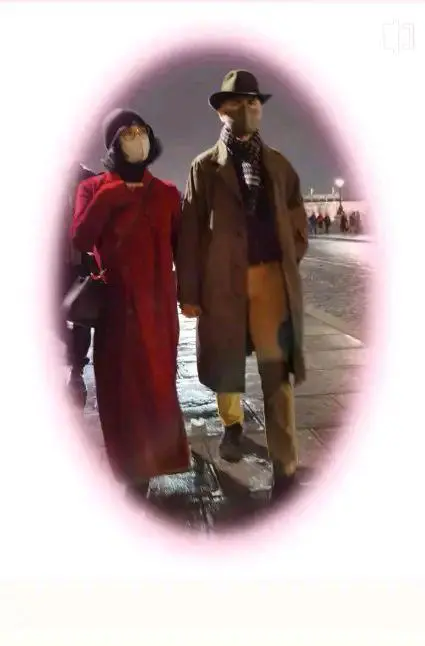 金星罕晒与老公汉斯合影秀恩爱，穿红衣打扮似贵妇，二人世界太甜蜜