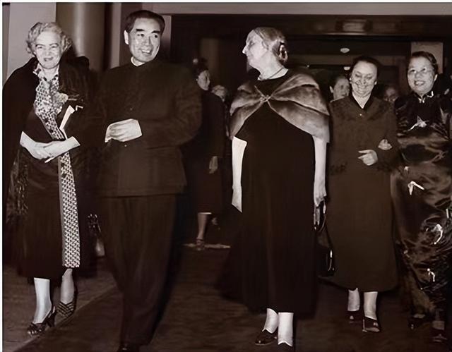 西方记者刁难:你见过世界最漂亮的女人吗?周总理硬气回应:见过