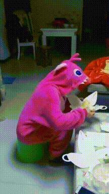 搞笑GIF趣图：美女回农村好几天了，现在出不去，在家都无聊死了