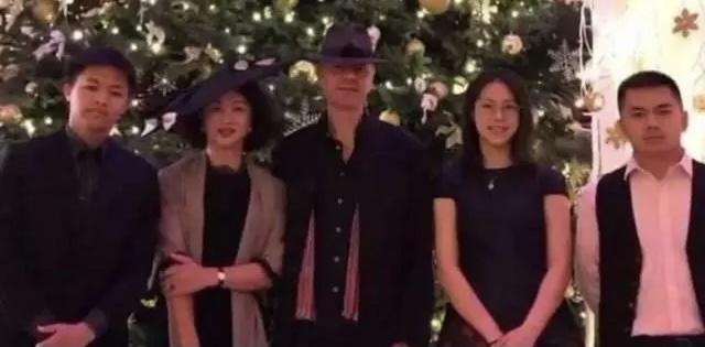 金星罕晒与老公汉斯合影秀恩爱，穿红衣打扮似贵妇，二人世界太甜蜜