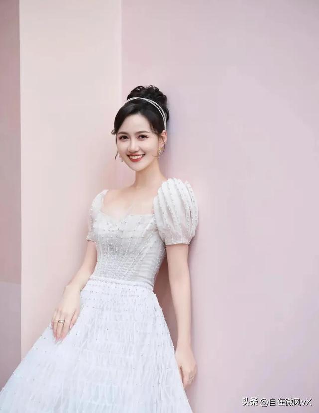 美女马萱,清新甜美,这笑容太治愈了