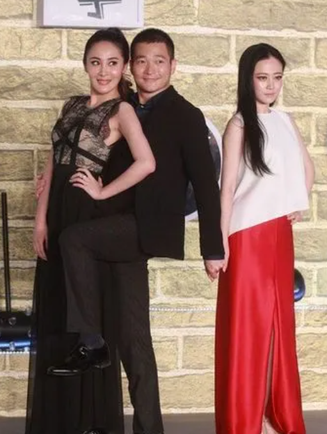 被揩油的十多位女星：有人被侵犯还要道歉，有人当场扇耳光还击