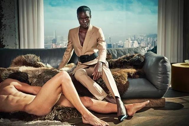 女星演唱会脱衣被骂不雅，凭啥女性不能放飞自我