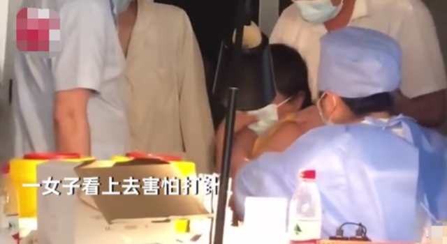 接种疫苗时女子害怕打针，老公竟直接动手打她！网友怒了