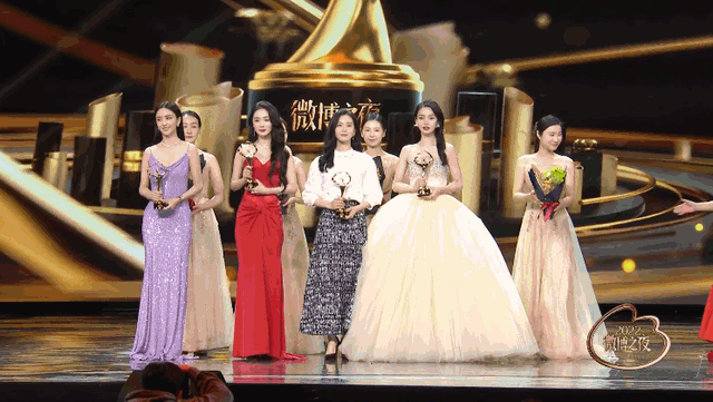 微博之夜女星生图：热巴杨紫惊艳，杨幂脸垮金晨干瘪，刘诗诗脸僵