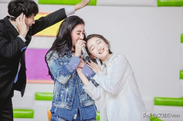 张柏芝罕见秀舞姿!穿牛仔吊带拉货派对上热舞,打扮年轻似小姑娘