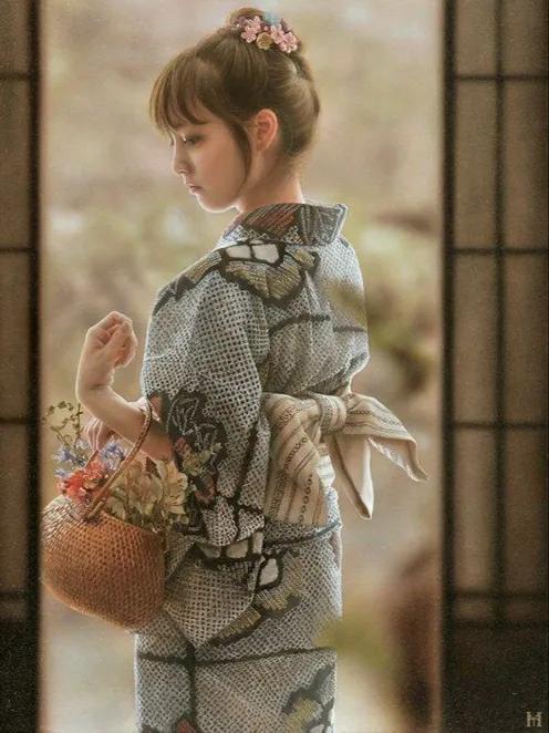 欣赏姿色美艳的日本女性形体油画,了解法国画家浪漫的艺术情缘