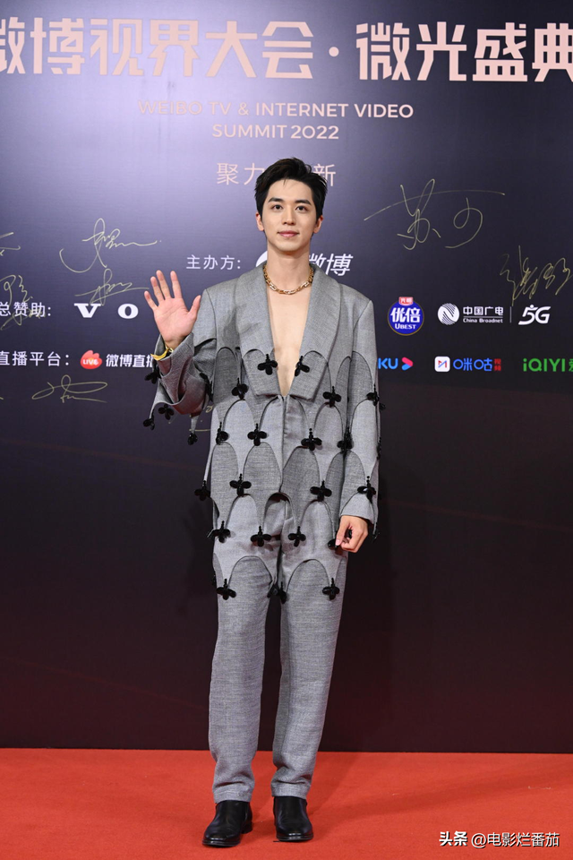 红毯夜，张天爱白裙惊艳，杨颖若隐若现，殷桃压轴女王范十足