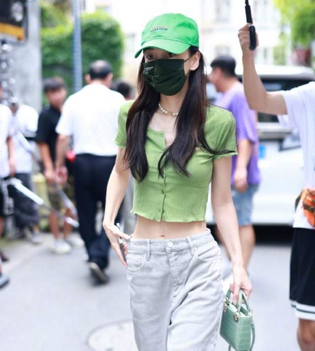 女明星的自我修养，杨幂机场脱掉丝袜秀美腿，杨颖露脐装炫人鱼线