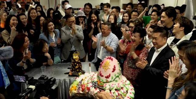 曾志伟70岁大寿现场,美女如云放飞自我,轮流与超模热吻玩的超大