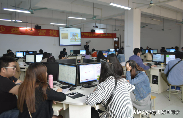 大学里“适合女生”的8个专业，有些竞争激烈，但女生报考有优势