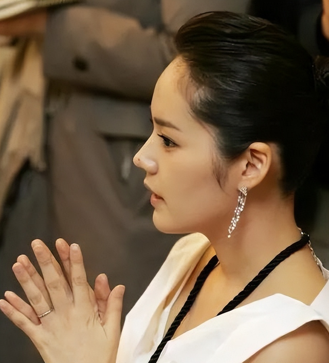 “鼻子不好看”太拉低颜值了，9位女星貌美如花，却被鼻子拖后腿