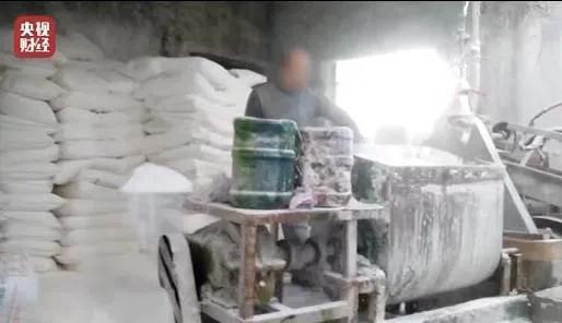 315晚会6大打假现场:美女主播是抠脚大汉,土坑老坛酸菜不忍直视