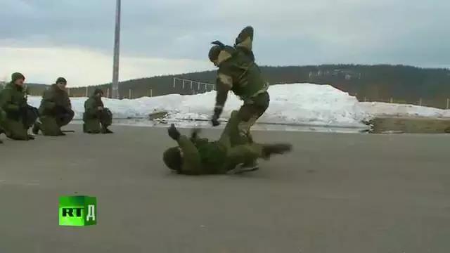 在北极抢救伤员有多难？俄美女军医告诉你，绑绷带也是技术活