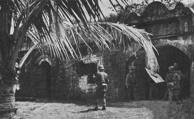 女孩儿正要下田干农活，被鬼子抓住惨遭蹂躏，又送到慰安所