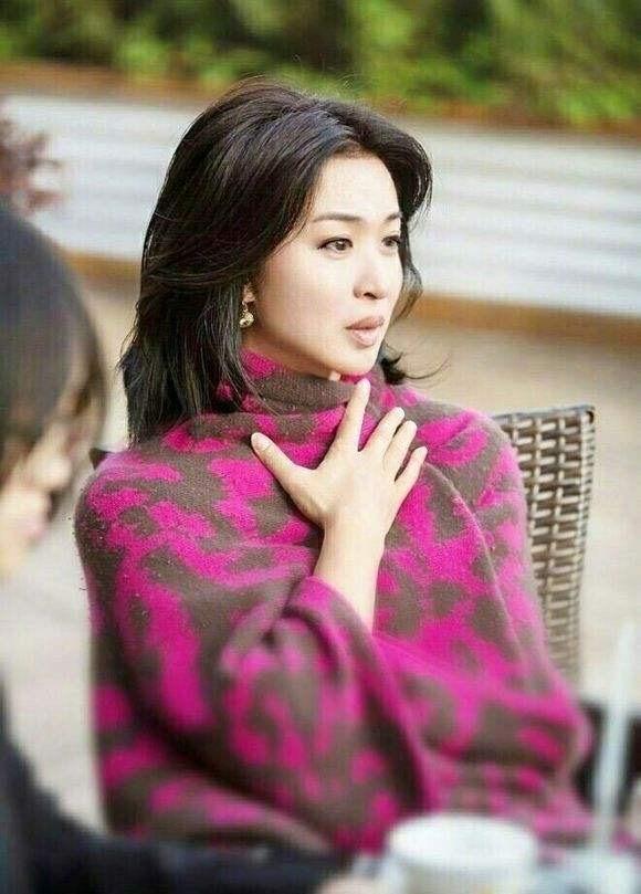 金星罕晒与老公汉斯合影秀恩爱，穿红衣打扮似贵妇，二人世界太甜蜜