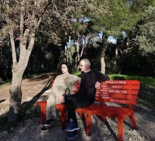 金星罕晒与老公汉斯合影秀恩爱，穿红衣打扮似贵妇，二人世界太甜蜜