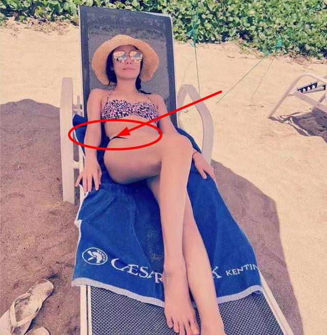 46岁林心如身材真好，穿三点式晒太阳，网友：腰部暴露细节