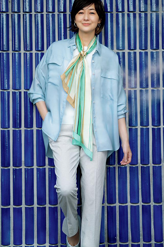 上了50岁的女人别老披丝巾小脚裤，学她们这么穿，优雅大气