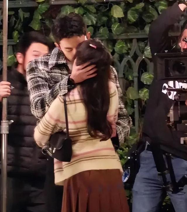 “太诱惑,太欲了”,吴磊与女明星拥吻画面,让人欲罢不能