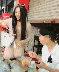 搞笑GIF趣图：美女回农村好几天了，现在出不去，在家都无聊死了