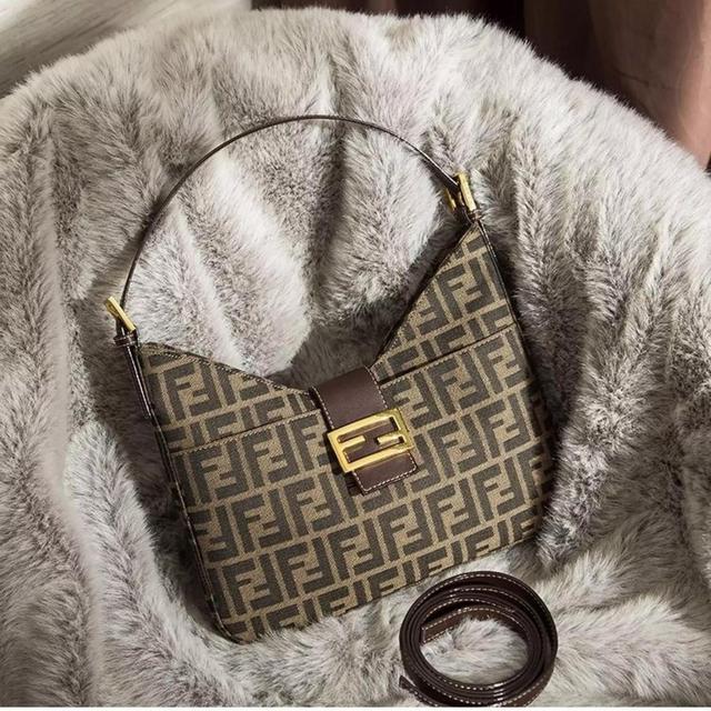 揭秘女性用品的背后!丝袜一开始是给男人穿的?