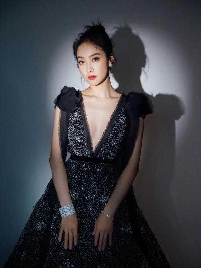 八位美女写真,风姿绰约小天仙,惊鸿一瞥清流溪,有你喜欢的吗?